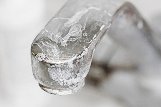 Kalkhaltiges Wasser – Ursachen, Auswirkungen und die besten Wasserfiltersysteme